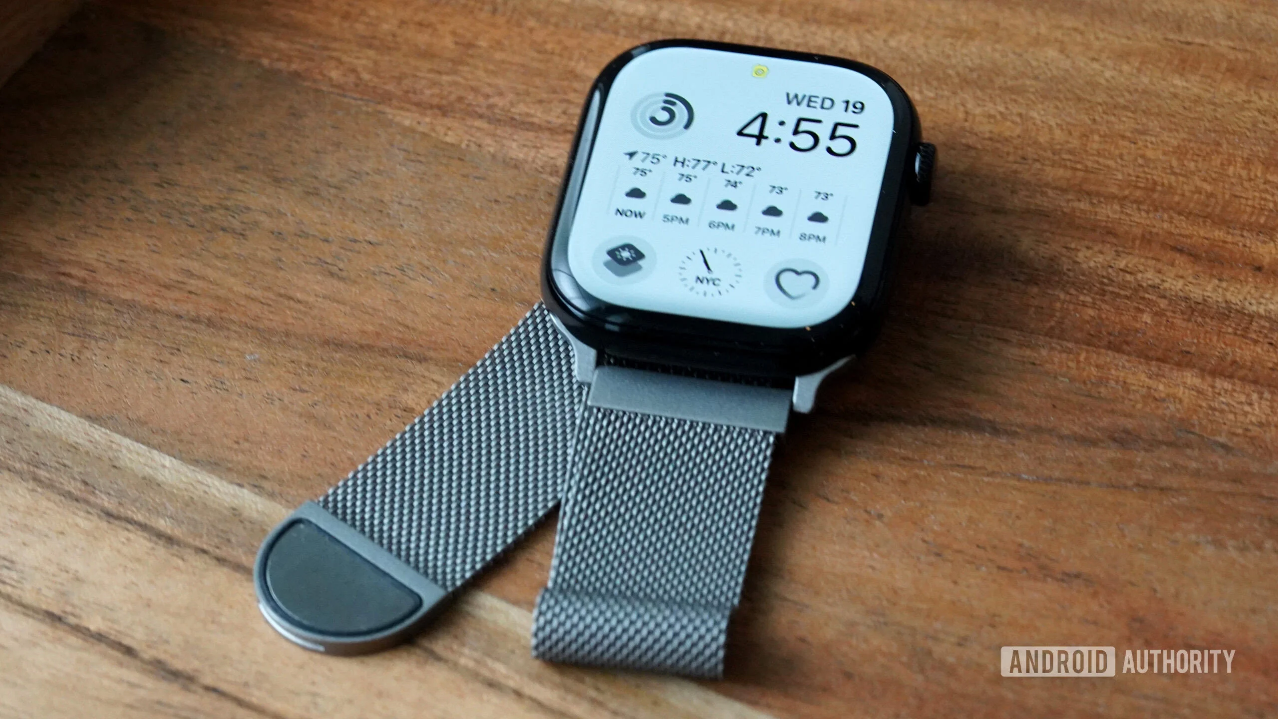 An Apple Watch Series 10 equips a metal band.
